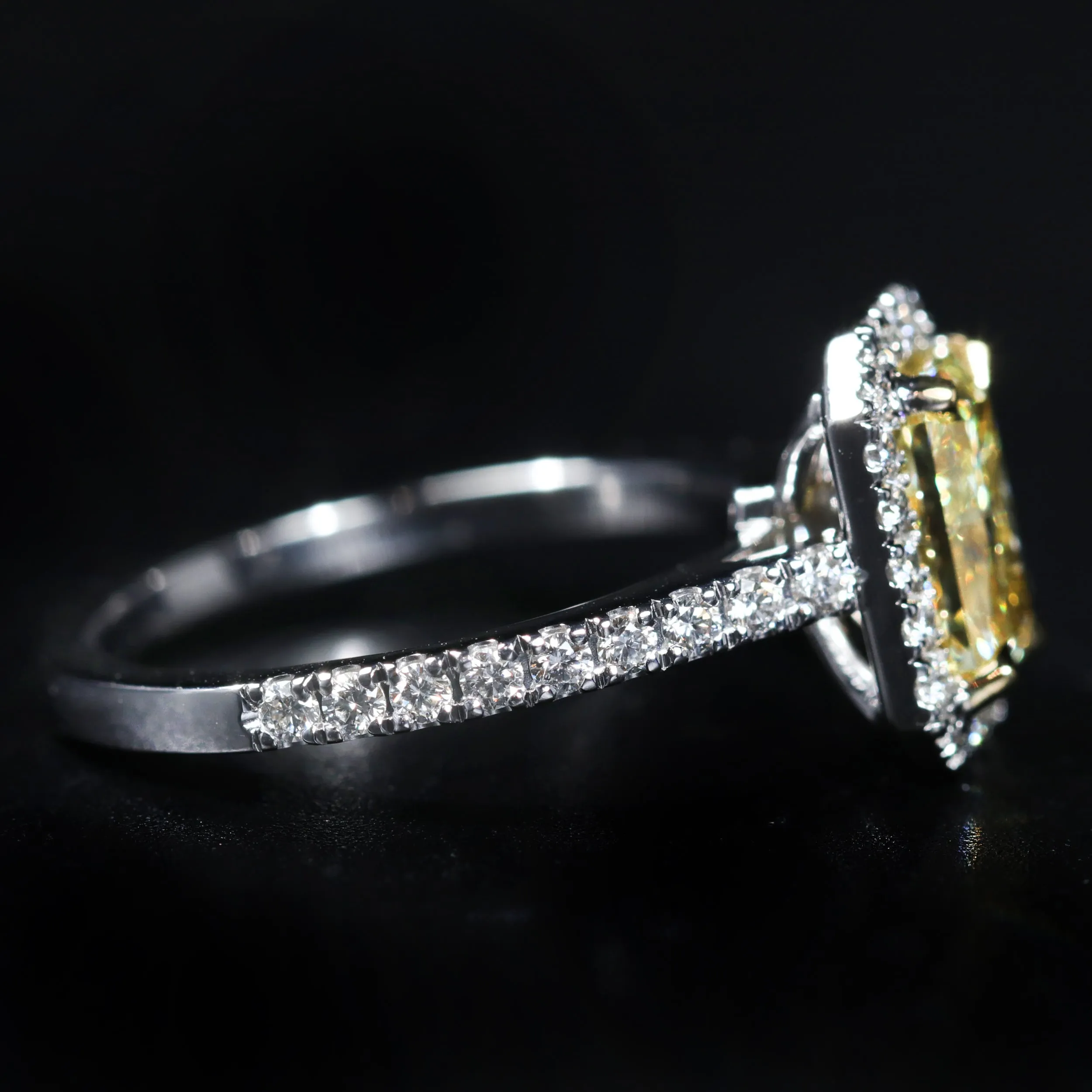 18k White Gold GIA 1.36 Carat Fancy Light Yellow Diamond Ring